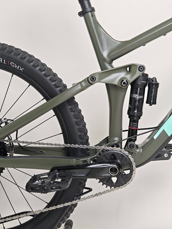 Trek Remedy 8 2023 LARGE — Boost148 rear axle and axle hardware close-up