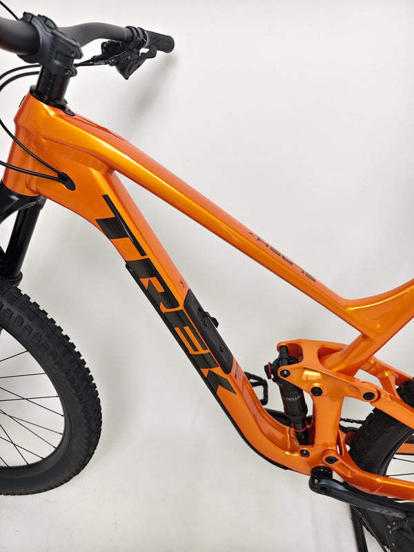 Trek Slash 7 Factory Orange / X-LARGE / YARI / RRP: £3,200.00 / Very Good Condition / Our Price 1,770.00 including FREE UK Delivery! Down tube guard and shuttle guard detail on Trek Slash 7