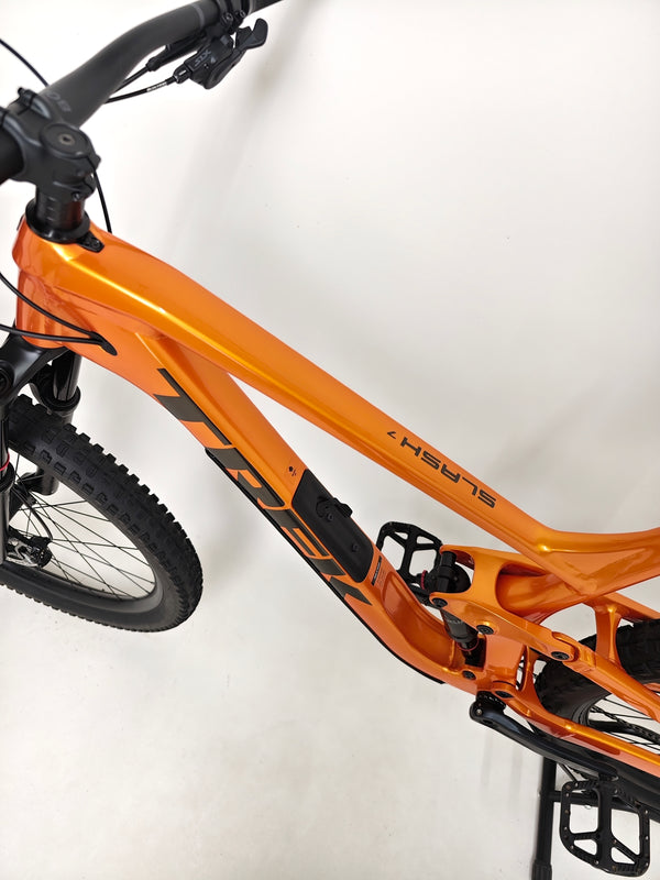 Trek Slash 7 Factory Orange / X-LARGE / YARI / RRP: £3,200.00 / Very Good Condition / Our Price 1,770.00 including FREE UK Delivery! Rear tyre and chainstay clearance view on Trek Slash 7