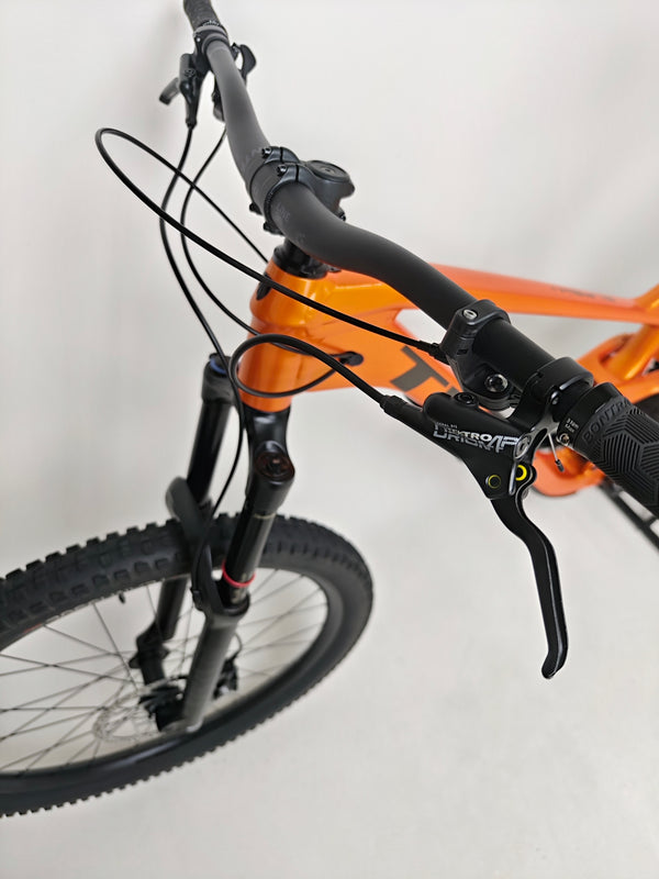 Trek Slash 7 Factory Orange / X-LARGE / YARI / RRP: £3,200.00 / Very Good Condition / Our Price 1,770.00 including FREE UK Delivery! Front rotor and 180mm brake setup on Trek Slash 7