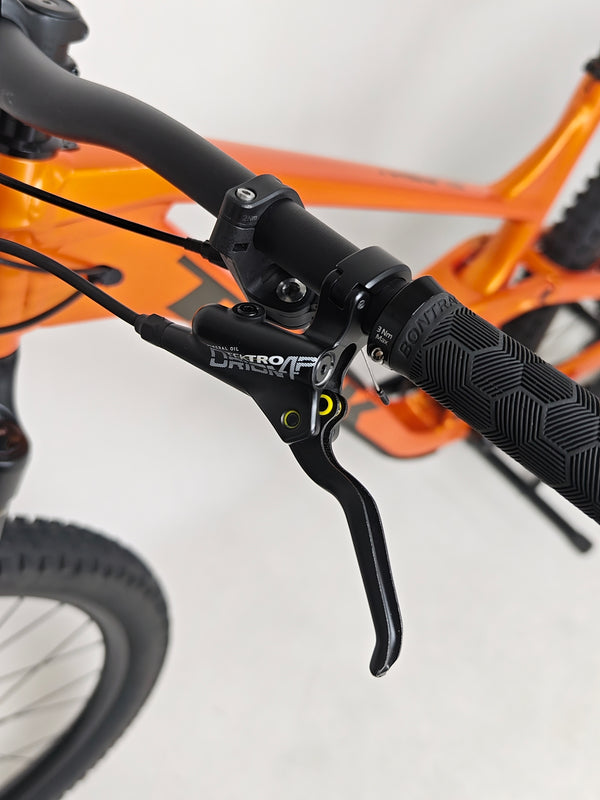 Trek Slash 7 Factory Orange / X-LARGE / YARI / RRP: £3,200.00 / Very Good Condition / Our Price 1,770.00 including FREE UK Delivery! Seat tube and frame finish detail on Trek Slash 7 size X-LARGE