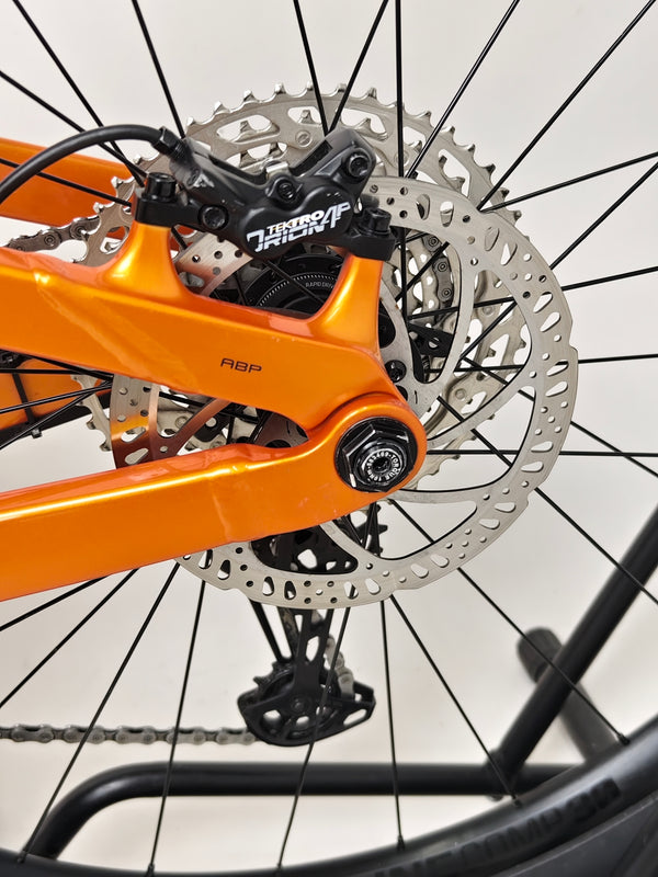 Trek Slash 7 Factory Orange / X-LARGE / YARI / RRP: £3,200.00 / Very Good Condition / Our Price 1,770.00 including FREE UK Delivery! Rear axle and Boost148 fitment on Trek Slash 7 wheel