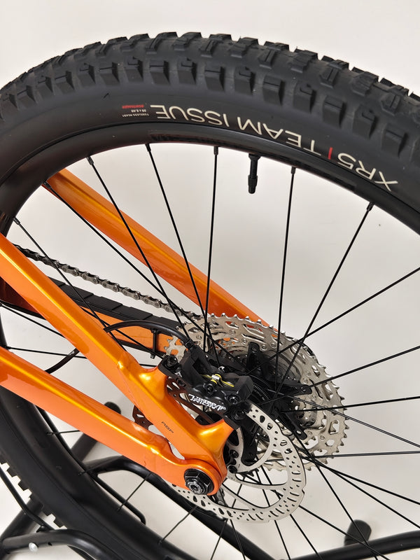 Trek Slash 7 Factory Orange / X-LARGE / YARI / RRP: £3,200.00 / Very Good Condition / Our Price 1,770.00 including FREE UK Delivery! Close-up of Trek Slash 7 frame storage routing and downtube area