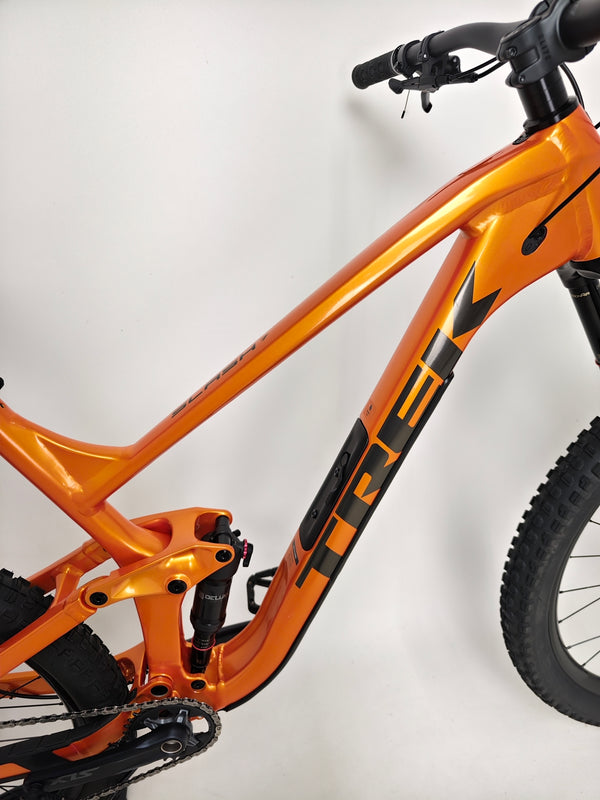 Trek Slash 7 Factory Orange / X-LARGE / YARI / RRP: £3,200.00 / Very Good Condition / Our Price 1,770.00 including FREE UK Delivery! Braking system view showing Shimano four-piston hydraulic disc brakes on Trek Slash 7