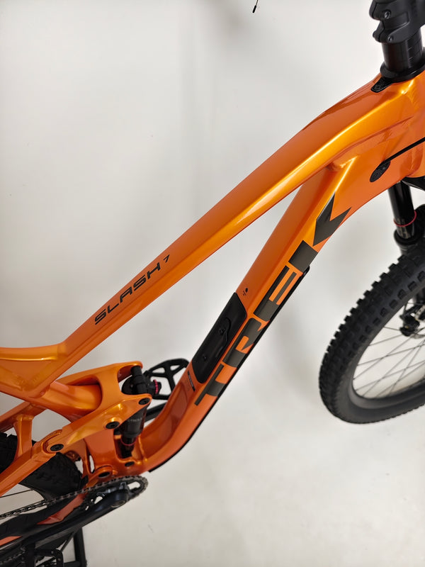 Trek Slash 7 Factory Orange / X-LARGE / YARI / RRP: £3,200.00 / Very Good Condition / Our Price 1,770.00 including FREE UK Delivery! Rear derailleur and chain alignment detail on Trek Slash 7