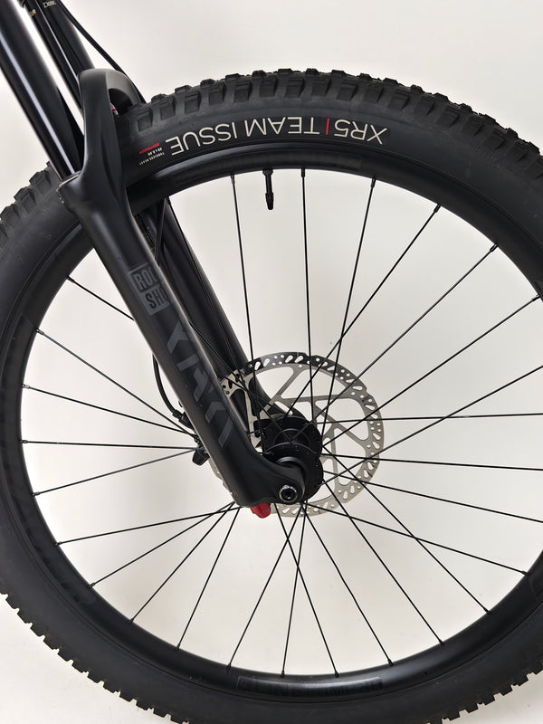 Trek Slash 7 Factory Orange / X-LARGE / YARI / RRP: £3,200.00 / Very Good Condition / Our Price 1,770.00 including FREE UK Delivery! Front brake rotor and wheel alignment detail on Trek Slash 7