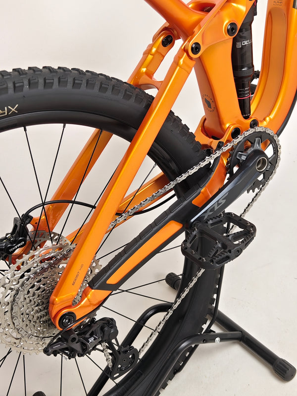Trek Slash 7 Factory Orange / X-LARGE / YARI / RRP: £3,200.00 / Very Good Condition / Our Price 1,770.00 including FREE UK Delivery! Bottom bracket and threaded BB area detail on Trek Slash 7