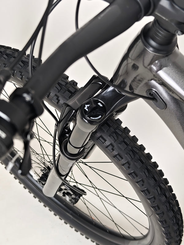 Giant Trance 29 2 2022 / MEDIUM / RRP: £3,299.00 / Excellent Condition! — rear shock linkage and frame hardware close-up