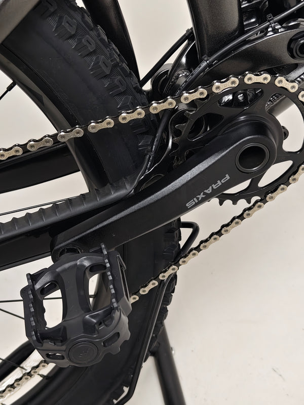 Giant Trance 29 2 2022 / MEDIUM / RRP: £3,299.00 / Excellent Condition! — down tube and dropper cable routing detail