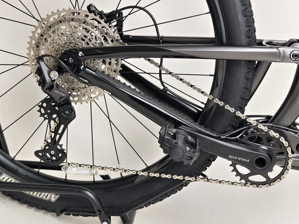 Giant Trance 29 2 2022 / MEDIUM / RRP: £3,299.00 / Excellent Condition! — front wheel, fork crown and tyre detail