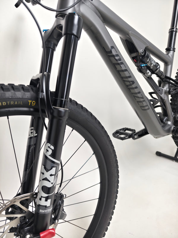 View of Specialized Stumpjumper EVO Comp Alloy 29 Medium S3 frame and paintwork showcasing its condition.