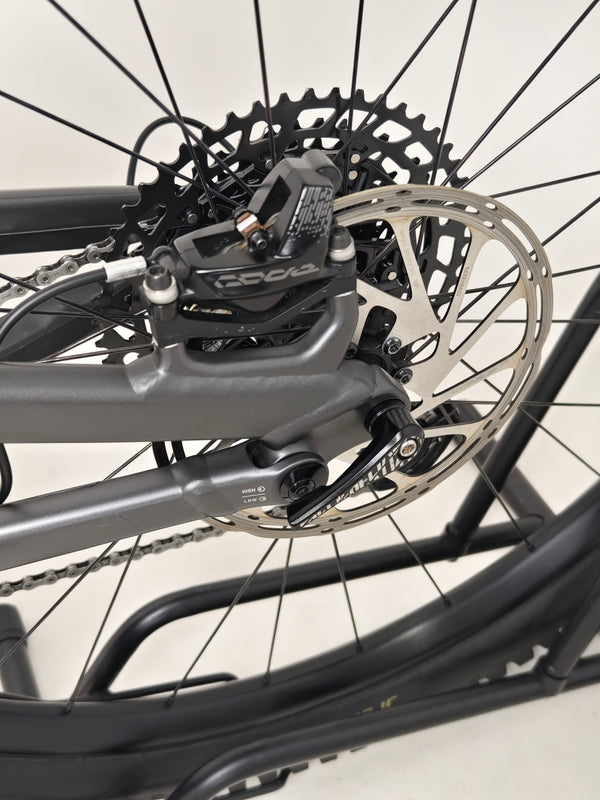 Zoomed-in image of the components on Specialized Stumpjumper EVO Comp Alloy 29 Medium S3.
