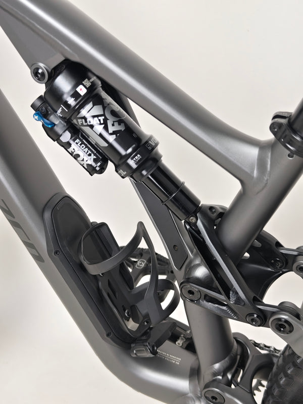 Close-up on the Specialized Stumpjumper EVO Comp Alloy 29 Medium S3 front hub and axle.