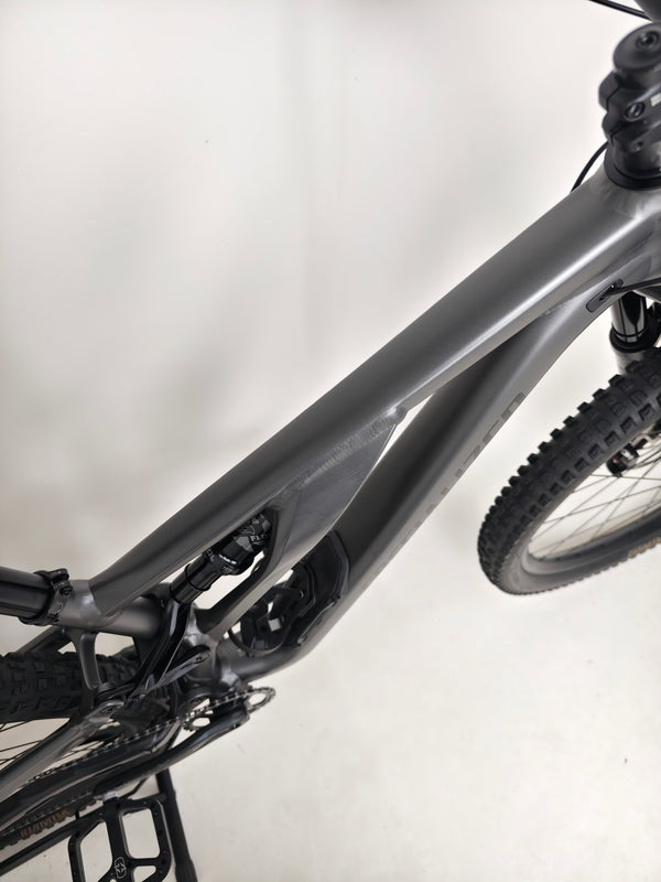 Image of Specialized Stumpjumper EVO Comp Alloy 29 Medium S3's rear wheel in detail.