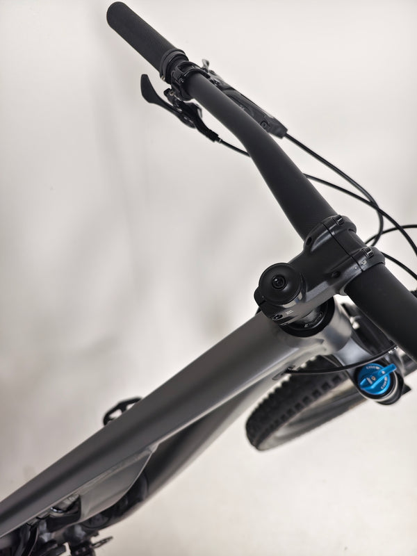 Close up of front suspension fork of Specialized Stumpjumper EVO Comp Alloy 29 Medium S3.