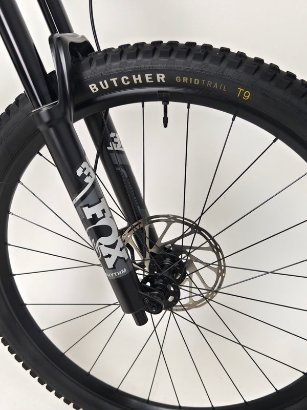 Detailed view of the gear shifters on Specialized Stumpjumper EVO Comp Alloy 29 Medium S3.