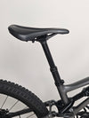 Image focused on the grips and brake levers of Specialized Stumpjumper EVO Comp Alloy 29 Medium S3.