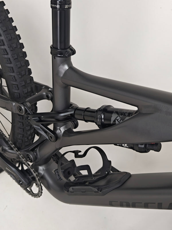 Image of Specialized Stumpjumper EVO Comp Alloy 29 Medium S3 focusing on the rear derailleur.