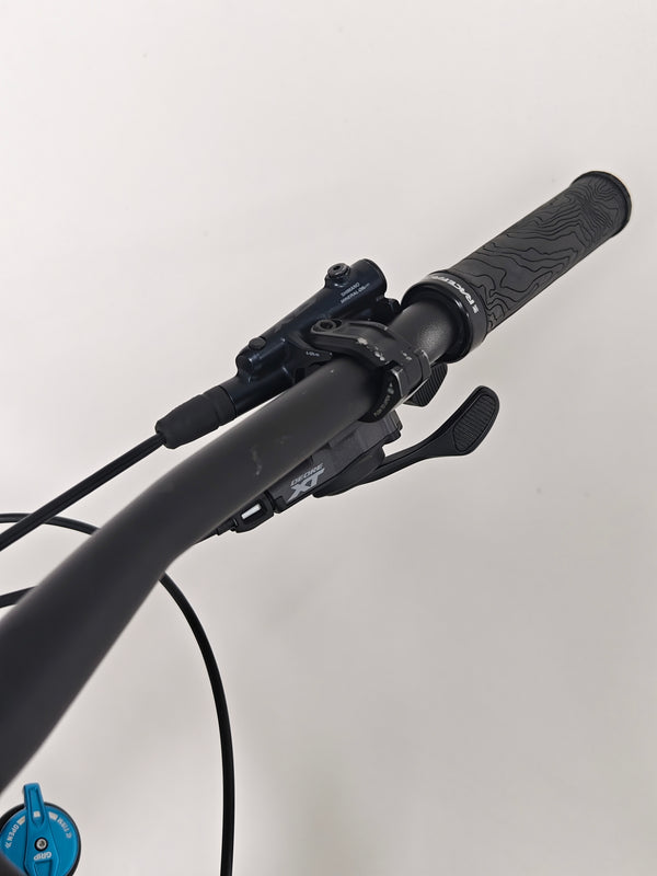 Detailed look at the 2023 Canyon Neuron 7 Full Suspension Bike's frame structure, showcasing Large size in Very Good Condition.