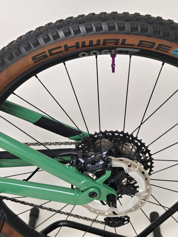 Professional shot of the 2023 Canyon Neuron 7 Full Suspension Bike's construction details, illustrating its premium build, Large size, in Very Good Condition.