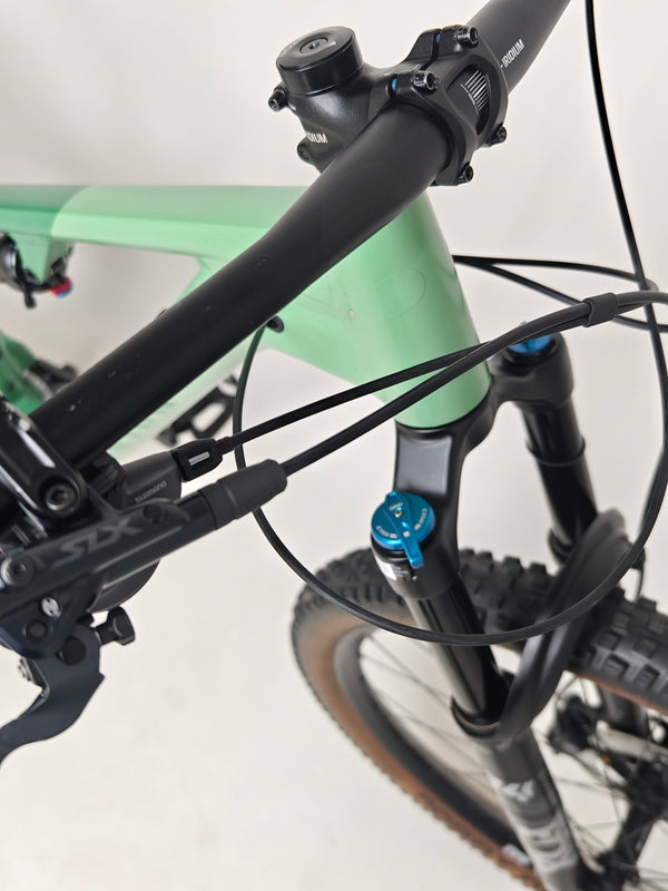 Exterior shot of the 2023 Canyon Neuron 7 Full Suspension Bike illustrating its large sizing and mechanical state in Very Good Condition.