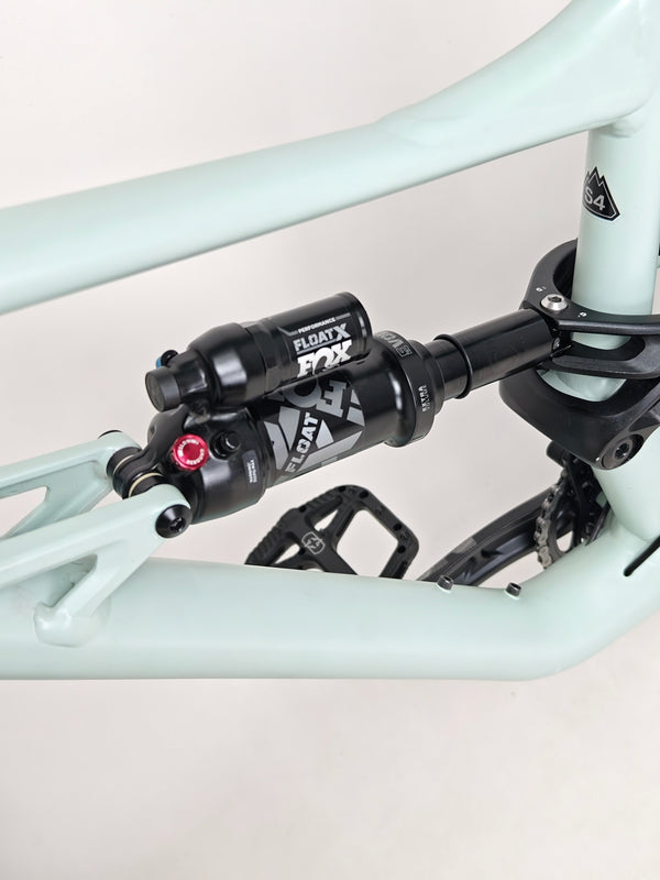 Close shot of the Specialized Status 160 2023 Large S4 bike's gear system, exhibiting its excellent used condition at £1,750 (RRP £2,900).