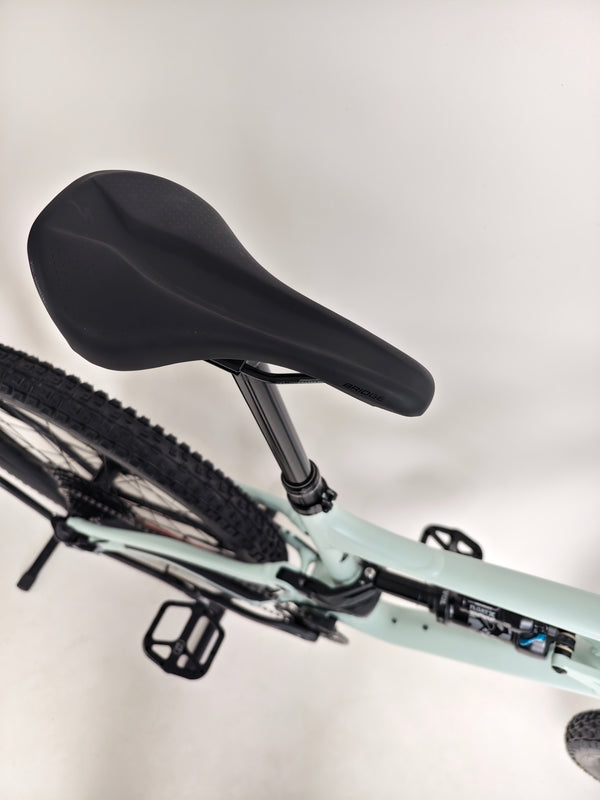 Close-up of the Specialized Status 160 2023 Large S4's handlebars, emphasizing its excellent used condition, available for purchase at £1,750 (RRP £2,900).