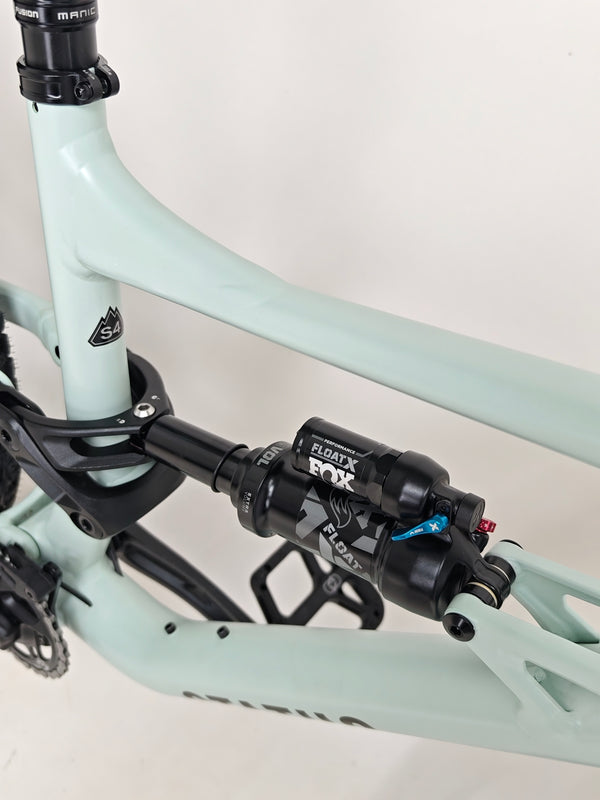 Detailed image illustrating the drivetrain of the Specialized Status 160 2023 Large S4 bike in excellent used condition, offered for £1,750 (RRP £2,900).