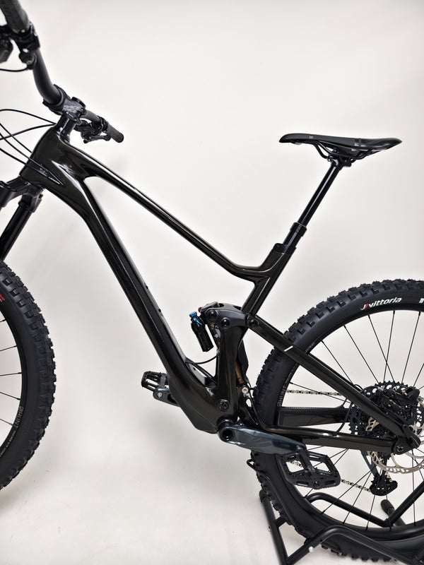 2023 Lapierre Zesty AM CF 8.9 Large displayed, showcasing top-spec upgrades. Buy it for £2,850 with free delivery options.