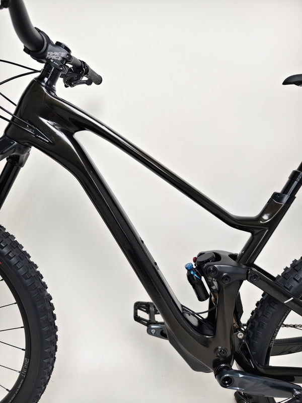 Showing off the RockShox Lyrik fork on the 2023 Lapierre Zesty AM CF 8.9 Large, priced at £2,850.