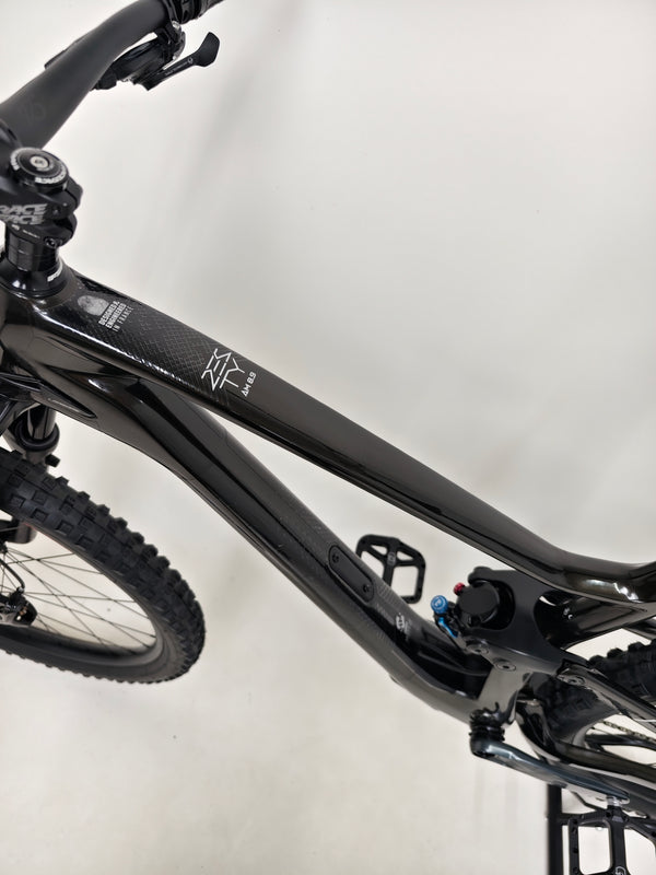 Highlighting the dynamic design of the 2023 Lapierre Zesty AM CF 8.9 Large bike, available for £2,850.