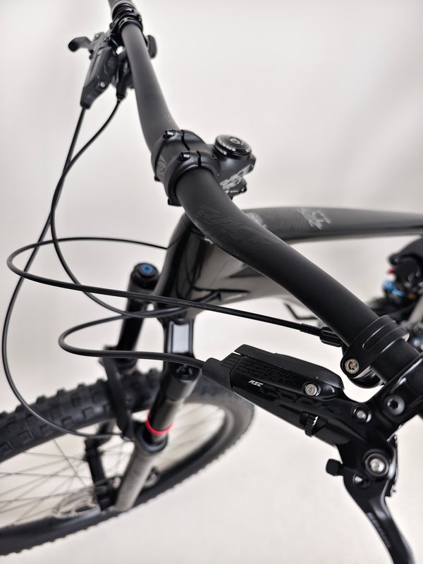 2023 Lapierre Zesty AM CF 8.9 Large bike in like-new condition, available for £2,850.