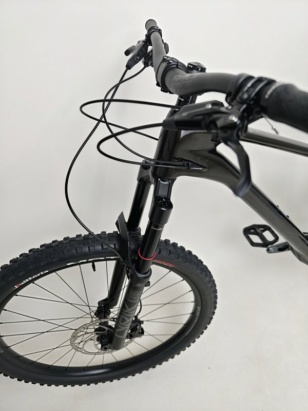 The exceptional performance of the 2023 Lapierre Zesty AM CF 8.9 Large bike showcased, priced at £2,850.