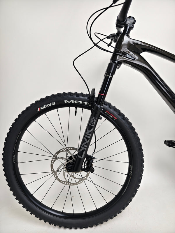Encapsulating the performance of the 2023 Lapierre Zesty AM CF 8.9 Large available for £2,850.