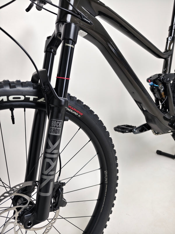 Front view of the 2023 Lapierre Zesty AM CF 8.9 Large equipped with Lyrik select+ fork. Secure it now for £2,850 with free UK delivery.