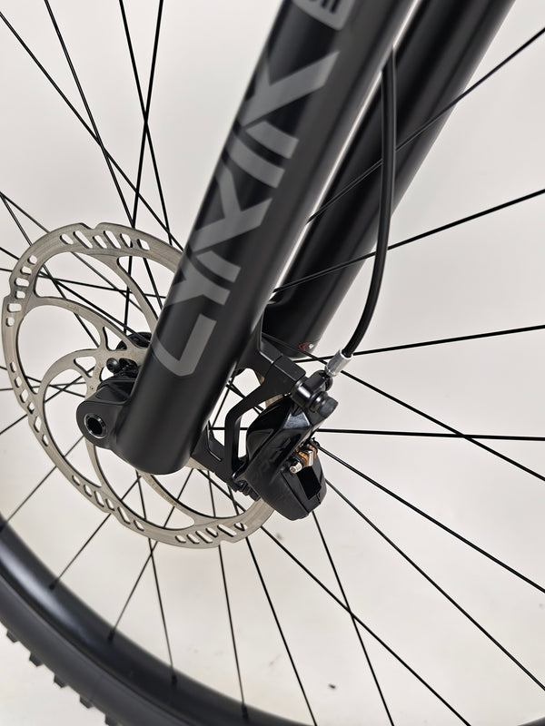 Aesthetic view of the 2023 Lapierre Zesty AM CF 8.9 Large bike, excellently maintained priced at £2,850.