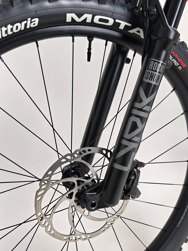 Side angle of the 2023 Lapierre Zesty AM CF 8.9 Large, highlighting its excellent build quality and condition, offered at £2,850.