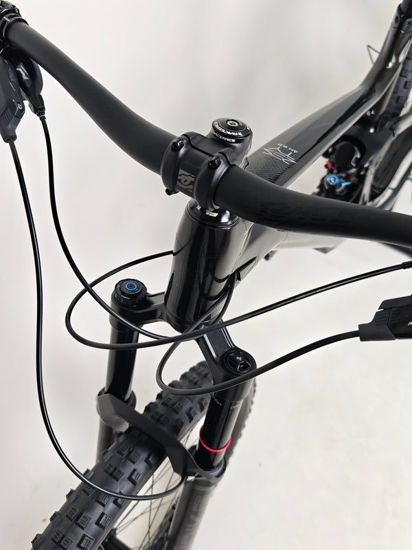 A closer look at the mechanical condition of the 2023 Lapierre Zesty AM CF 8.9 Large, available for £2,850.