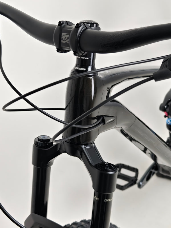 Detailed specifications of the 2023 Lapierre Zesty AM CF 8.9 Large bike, available for £2,850.