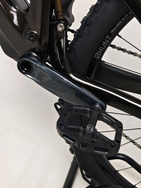 Thorough examination of the machinery on the 2023 Lapierre Zesty AM CF 8.9 Large bike, offered at £2,850.