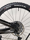 Examining the features of the 2023 Lapierre Zesty AM CF 8.9 Large, a stunning bike for sale at £2,850.