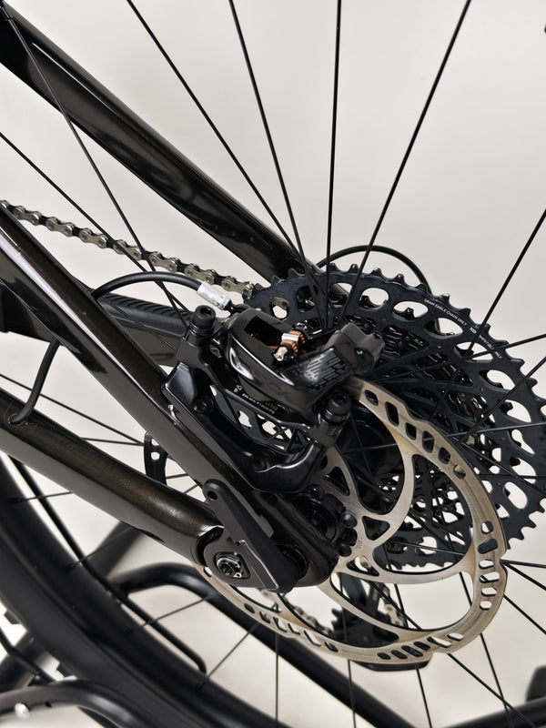 Stunning profile of the 2023 Lapierre Zesty AM CF 8.9 Large bike available for a great price of £2,850.