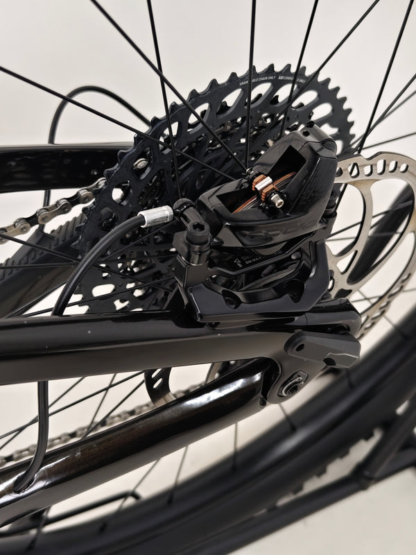 A stunning view of the 2023 Lapierre Zesty AM CF 8.9 Large’s exterior in excellent condition, selling for £2,850.