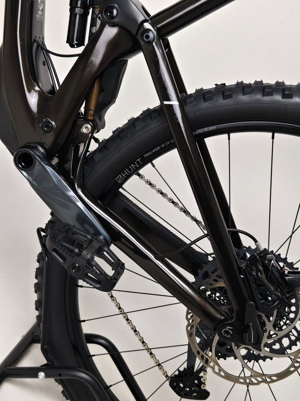 The 2023 Lapierre Zesty AM CF 8.9 Large bike ready for adventurous rides, on sale for £2,850.