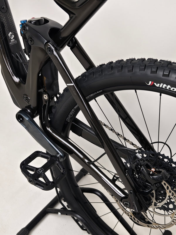 The stunning build of the 2023 Lapierre Zesty AM CF 8.9 Large shown in sale for £2,850.