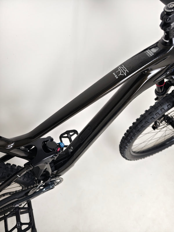 The rear suspension of the 2023 Lapierre Zesty AM CF 8.9 Large, offered for £2,850.