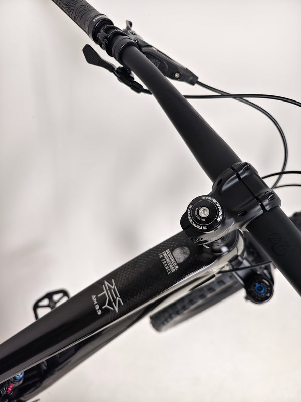 Comprehensive look at the 2023 Lapierre Zesty AM CF 8.9 Large's specifications, priced at £2,850.