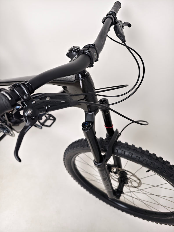 2023 Lapierre Zesty AM CF 8.9 Large showcasing its high-end features, offered at £2,850.