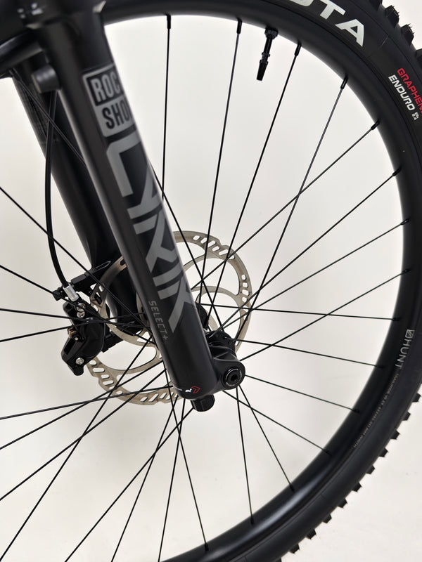 2023 Lapierre Zesty AM CF 8.9 Large features and specifications laid out, available for £2,850.