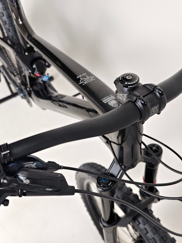 Introducing the 2023 Lapierre Zesty AM CF 8.9 Large, featuring the finest components for £2,850.